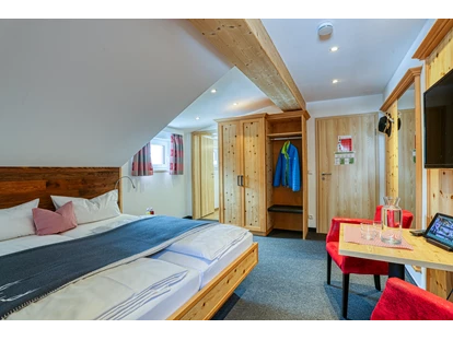 Pensionen - Parkplatz: kostenlos bei der Pension - St. Anton am Arlberg - Beispiel Zimmer Almblick - DAS KLEEMANNs