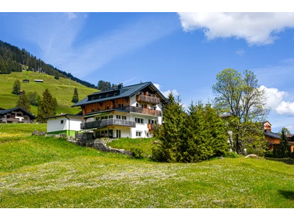 Pensionen - Parkplatz: kostenlos bei der Pension - St. Anton am Arlberg - Außenansicht - DAS KLEEMANNs
