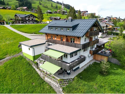 Pensionen - Parkplatz: kostenlos bei der Pension - St. Anton am Arlberg - Außenansicht - DAS KLEEMANNs