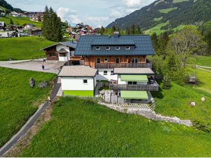 Pensionen - Parkplatz: kostenlos bei der Pension - St. Anton am Arlberg - Außenansicht - DAS KLEEMANNs