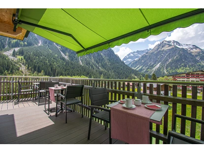 Pensionen - Parkplatz: kostenlos bei der Pension - St. Anton am Arlberg - Balkon am Frühstücksraum - DAS KLEEMANNs