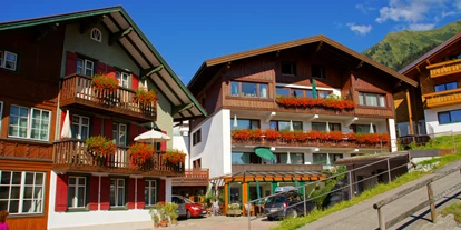 Pensionen - Parkplatz: kostenlos bei der Pension - St. Anton am Arlberg -  Altes Doktorhaus - Gästehaus & Ferienwohnungen inkl. Sommerbergbahnticket
