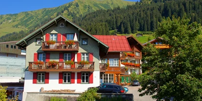 Pensionen - Parkplatz: kostenlos bei der Pension - St. Anton am Arlberg -  Altes Doktorhaus - Gästehaus & Ferienwohnungen inkl. Sommerbergbahnticket