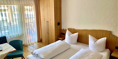 Pensionen - Parkplatz: kostenlos bei der Pension - St. Anton am Arlberg -  Altes Doktorhaus - Gästehaus & Ferienwohnungen inkl. Sommerbergbahnticket