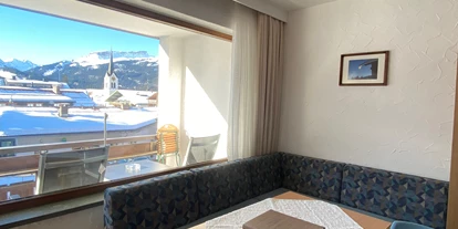 Pensionen - Parkplatz: kostenlos bei der Pension - St. Anton am Arlberg -  Altes Doktorhaus - Gästehaus & Ferienwohnungen inkl. Sommerbergbahnticket