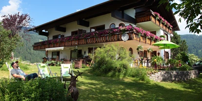 Pensionen - Parkplatz: kostenlos bei der Pension - St. Anton am Arlberg - Hausansicht Sommer mit Garten - Landhaus Bromm