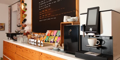 Pensionen - Parkplatz: kostenlos bei der Pension - St. Anton am Arlberg - Walserfrühstück als Buffet mit WMF Kaffeevolautomaten und vielen heimischen Produkten unserer Walser Bauern in BIO Qualität. - Landhaus Bromm