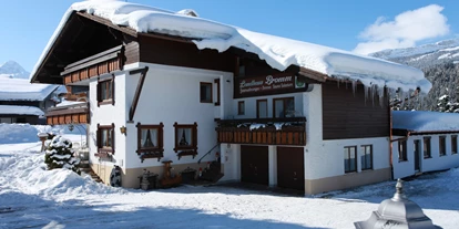 Pensionen - Parkplatz: kostenlos bei der Pension - St. Anton am Arlberg - Hausansicht Winter - Landhaus Bromm