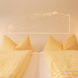 Frühstückspension: Doppelbett mit indirekter LED-Beleuchtung - Landhaus Bromm