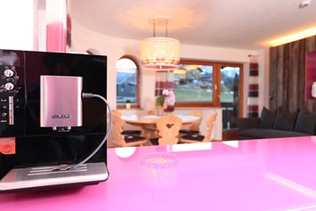 Frühstückspension: Kaffeevollautomat mit freier Kaffee-und Teeauswahl - Landhaus Bromm