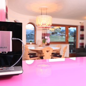 Frühstückspension: Kaffeevollautomat mit freier Kaffee-und Teeauswahl - Landhaus Bromm