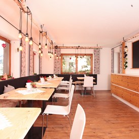 Frühstückspension: Neue Gästestube im alpinem Ambiente mit Ausgang zur Sonnenterrasse - Landhaus Bromm