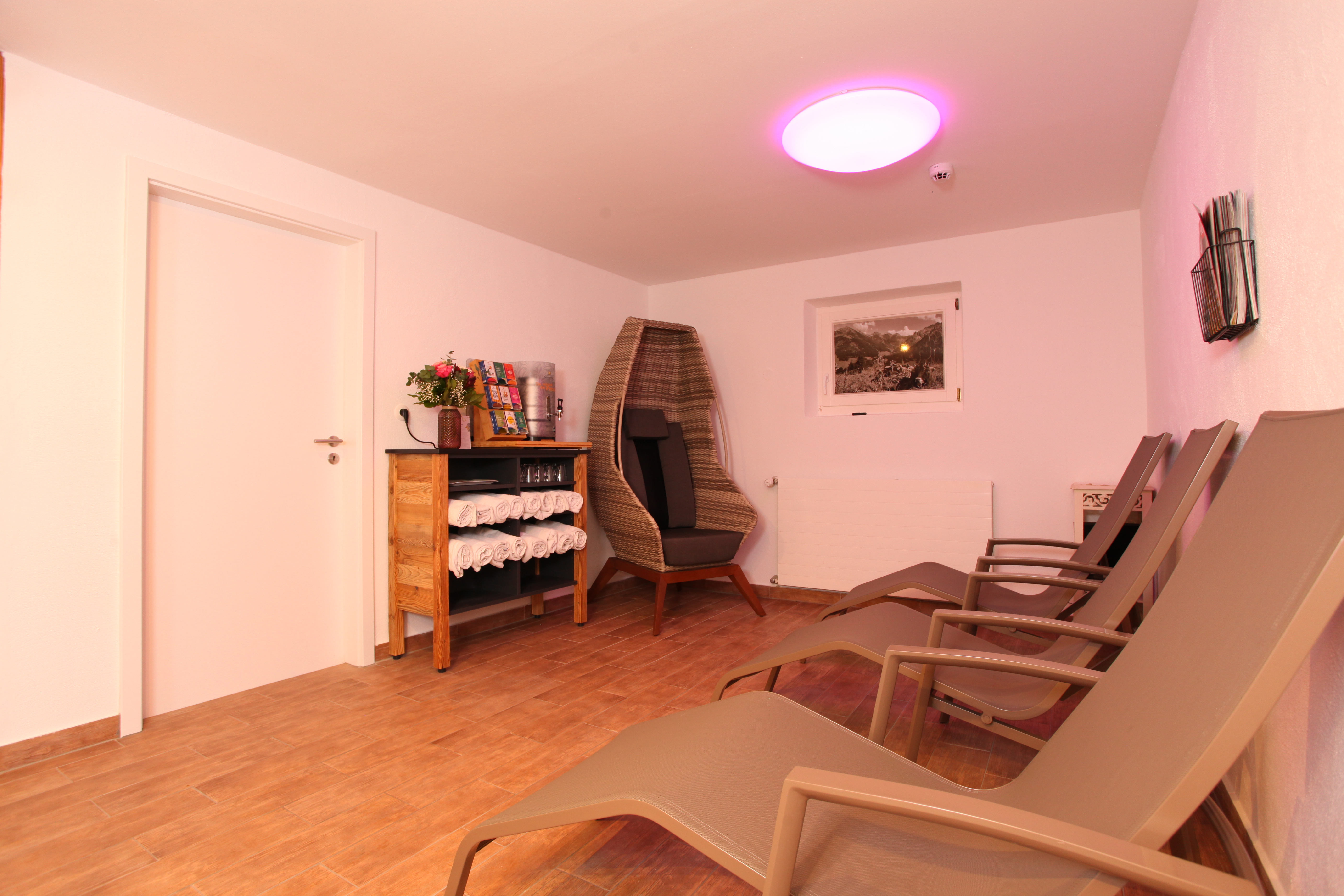 Frühstückspension: Ruhebereich mit Cocoon Lounge Physiotherm Infrarotstuhl und BIO Teebar  - Landhaus Bromm