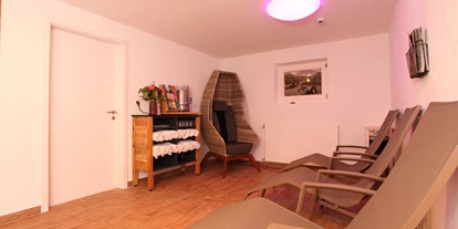 Pensionen - Parkplatz: kostenlos bei der Pension - St. Anton am Arlberg - Ruhebereich mit Cocoon Lounge Physiotherm Infrarotstuhl und BIO Teebar  - Landhaus Bromm