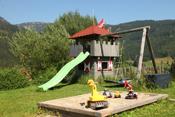 Frühstückspension: Für die Kleinsten steht ein schöner Spielturm mit Sandkasten und Spielsachen bereit. - Landhaus Bromm
