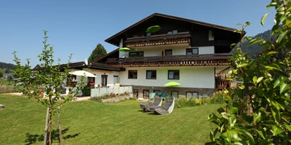 Pensionen - Parkplatz: kostenlos bei der Pension - St. Anton am Arlberg - Ausblick unseres Hauses von der Rückseite mit toller Liegewiese und Spielplatz - Landhaus Bromm