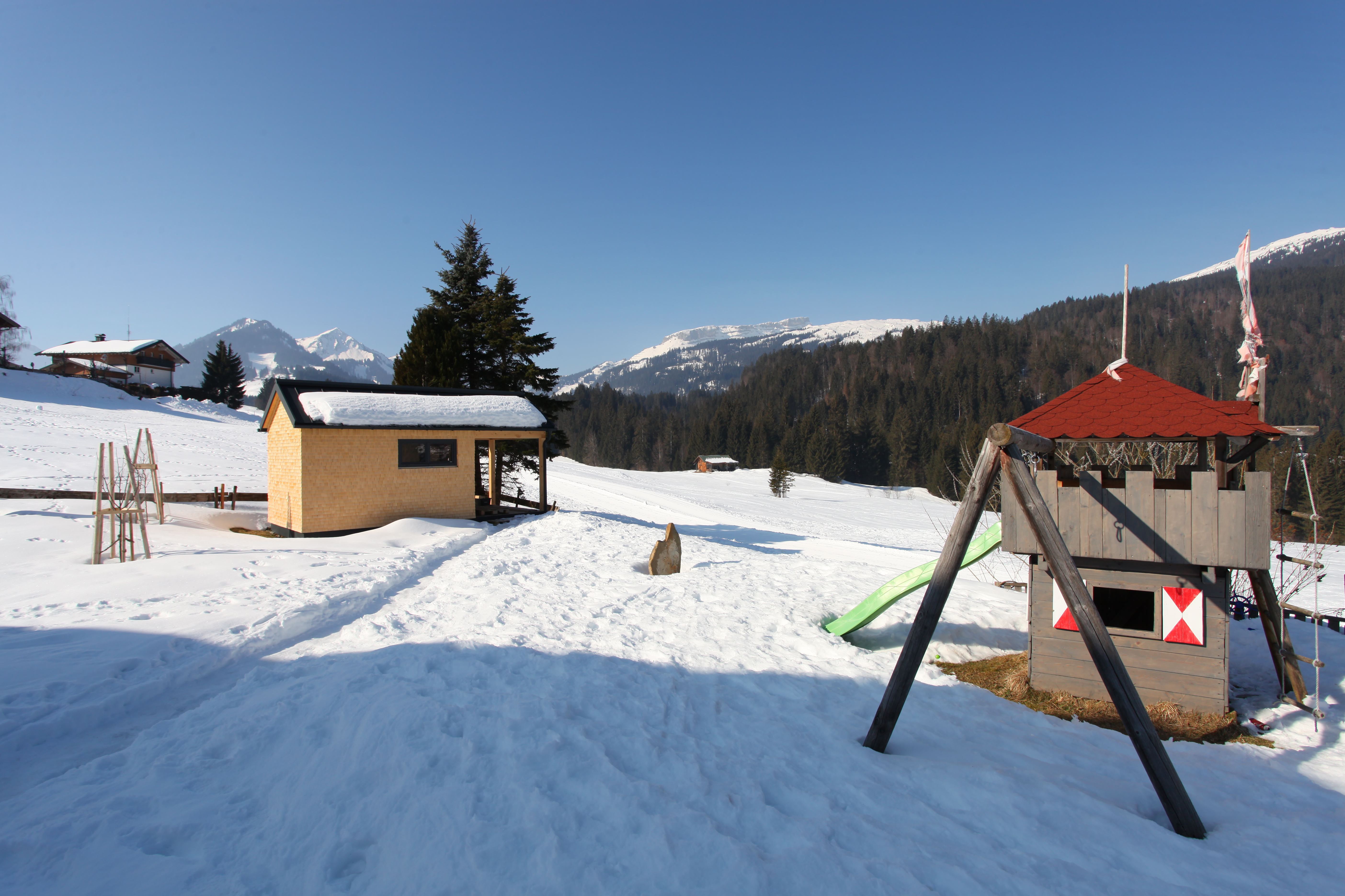 Frühstückspension: Aussicht unserer Zimmer mit Westbalkon - Blick auf Ifen und Walmendingerhorn - Landhaus Bromm