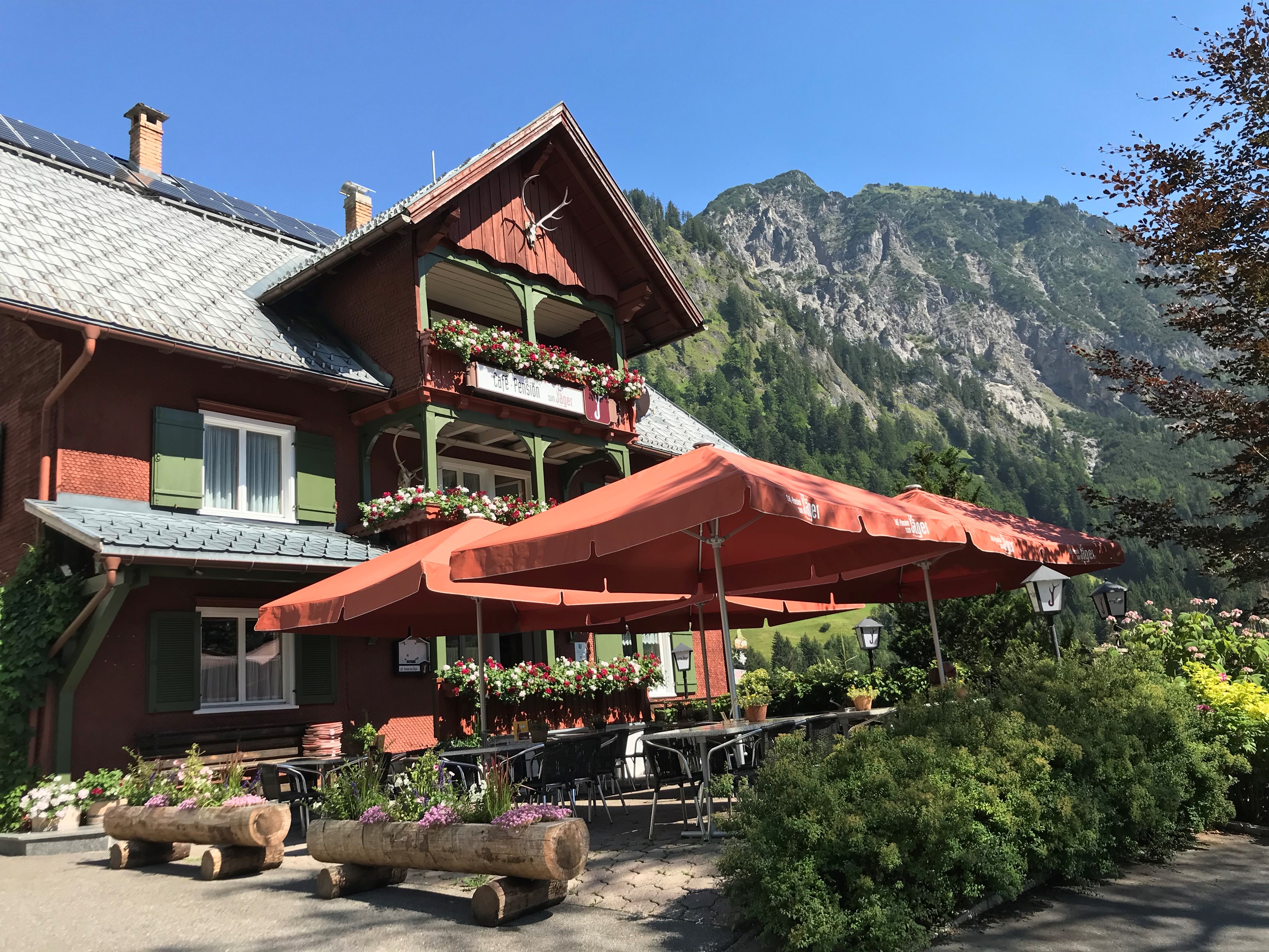 Pensionen - St. Anton am Arlberg - Aussenansicht Sommer - Cafe - Pension Zum Jäger