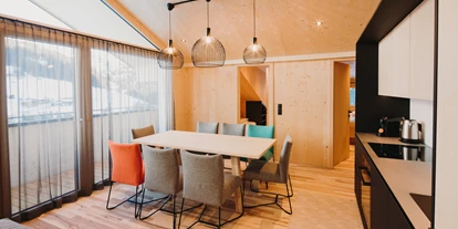 Pensionen - Parkplatz: kostenlos bei der Pension - St. Anton am Arlberg - Küche und Wohnbereich, Panoramasuite "Mountain Alpin" - Alpin - Studios & Suites