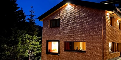 Pensionen - Parkplatz: kostenlos bei der Pension - St. Anton am Arlberg - Außenliegebereich mit Pool - Alpin - Studios & Suites