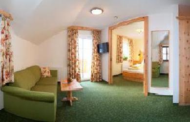 Naturhotel Huettenwirt Zimmerkategorien Familienstudios mit abtrennbaren Schlaf und Wohnbereichen