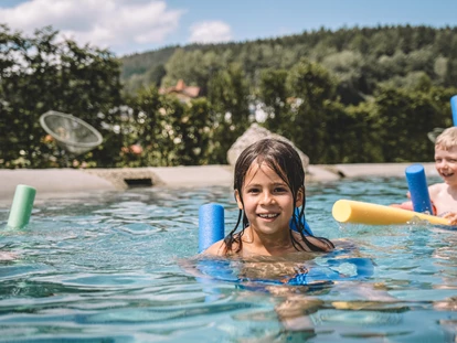 Pensionen - Mitterfels - Lagunenpool - Ferienwohnungen "Zum Kramerwirt"