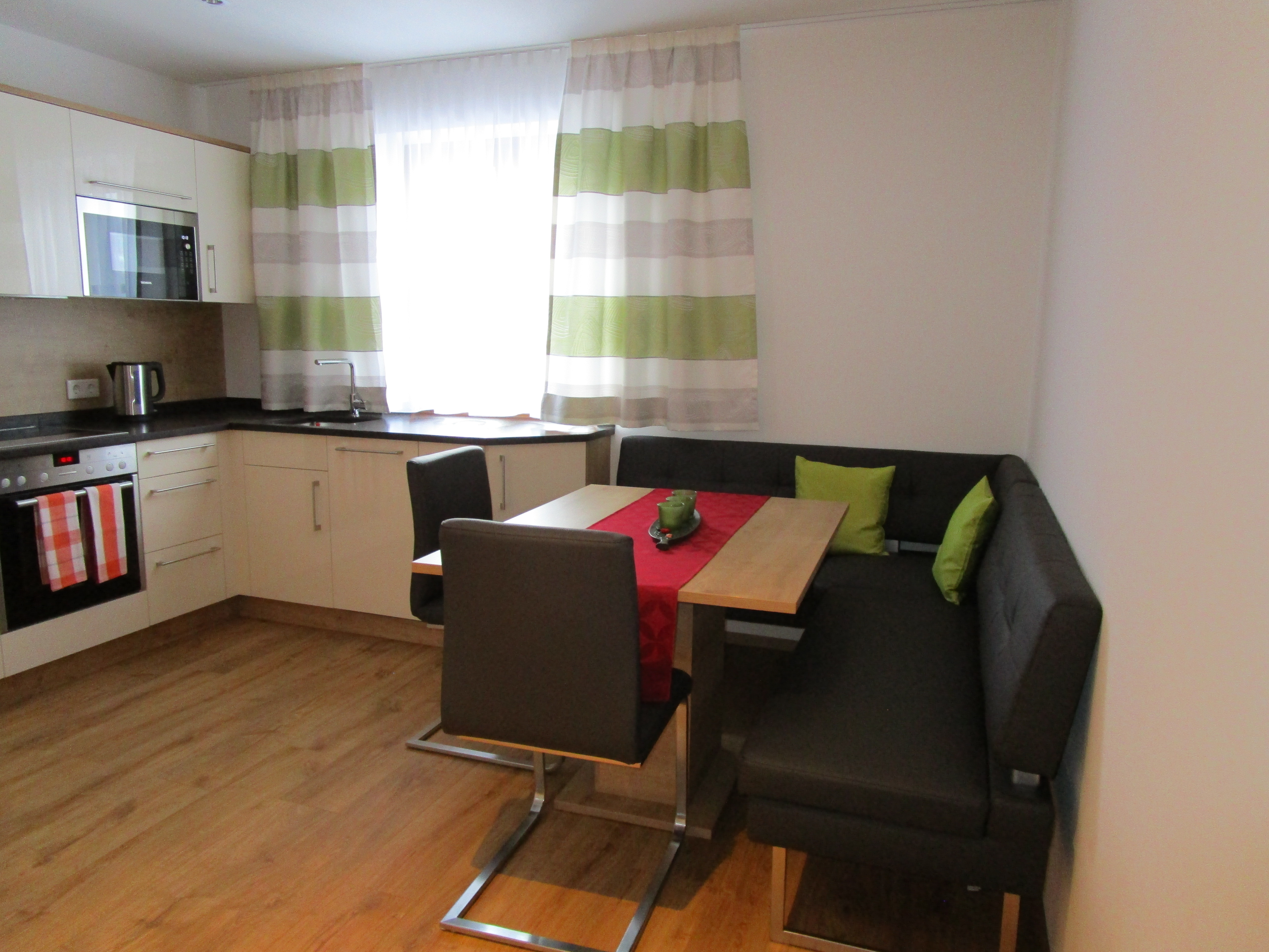 Frühstückspension: Küche mit Essecke im Apartment - Frühstückspension Sunnhäusl Fam, Harlander-Stoffel