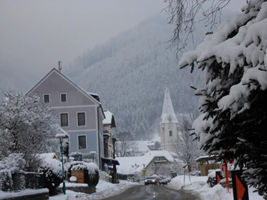 Frühstückspension: Blich Richtung Bürgeralm in Aflenz mit Kirche - Pension Gierlinger ***, Aflenz Kurort/ Steiermark