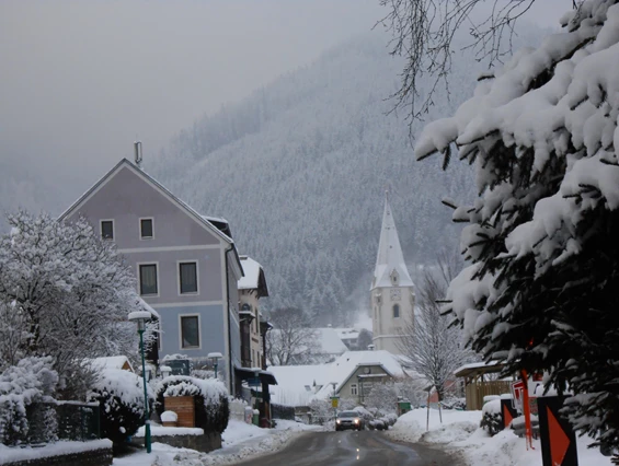 Frühstückspension: Blich Richtung Bürgeralm in Aflenz mit Kirche - Pension Gierlinger ***, Aflenz Kurort/ Steiermark