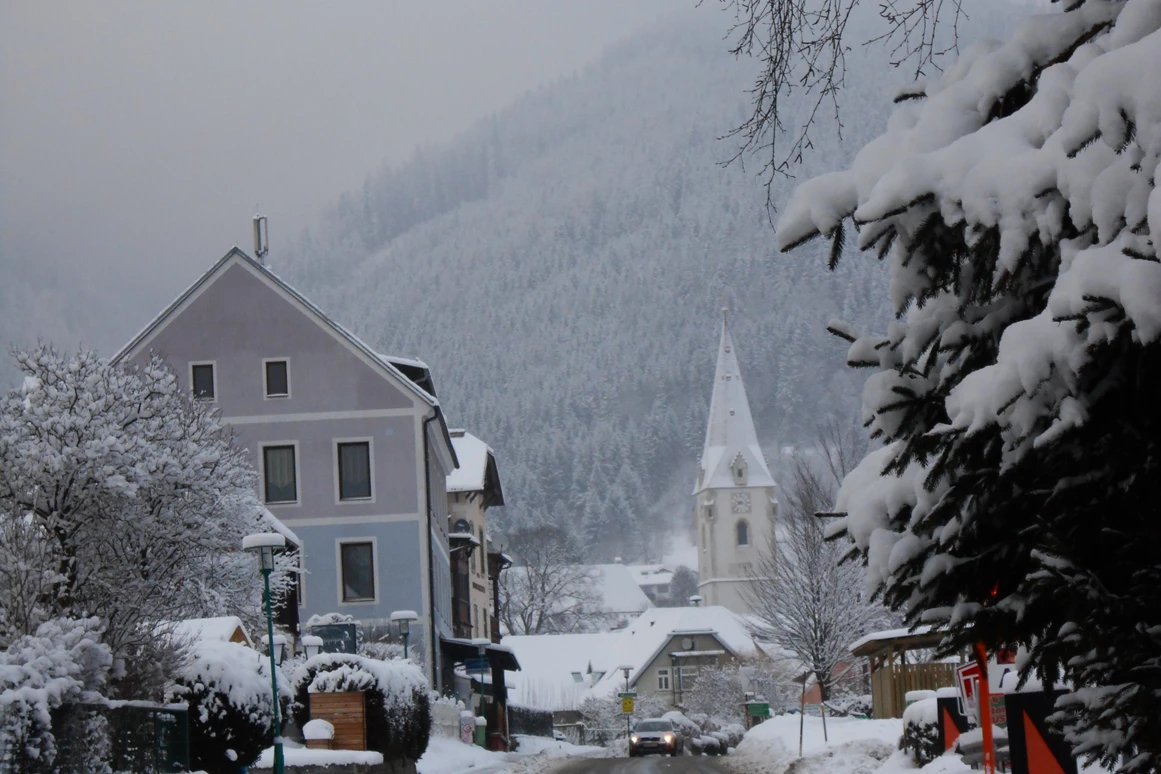 Frühstückspension: Blich Richtung Bürgeralm in Aflenz mit Kirche - Pension Gierlinger ***, Aflenz Kurort/ Steiermark