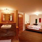 Frühstückspension - Uriges Doppelbettzimmer mit Dusche und WC. - Ortnerhof Ennstal