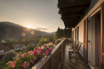 Pensionen - Parkplatz: kostenlos bei der Pension - Bad Waltersdorf - Abendstimmung im Sommer am Balkon - Kleinhofers Himbeernest