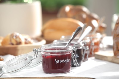 Pensionen - Parkplatz: kostenlos bei der Pension - Bad Waltersdorf - Viel Hausgemachtes gibt es zum Frühstück, wie hier die verschiedenen Marmeladensorten. - Kleinhofers Himbeernest