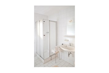 Frühstückspension: Badezimmer mit DU/WC/Haarföhn/Seife, Bad- und Handtücher - Gästehaus Gigler