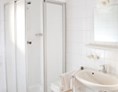 Frühstückspension: Badezimmer mit DU/WC/Haarföhn/Seife, Bad- und Handtücher - Gästehaus Gigler