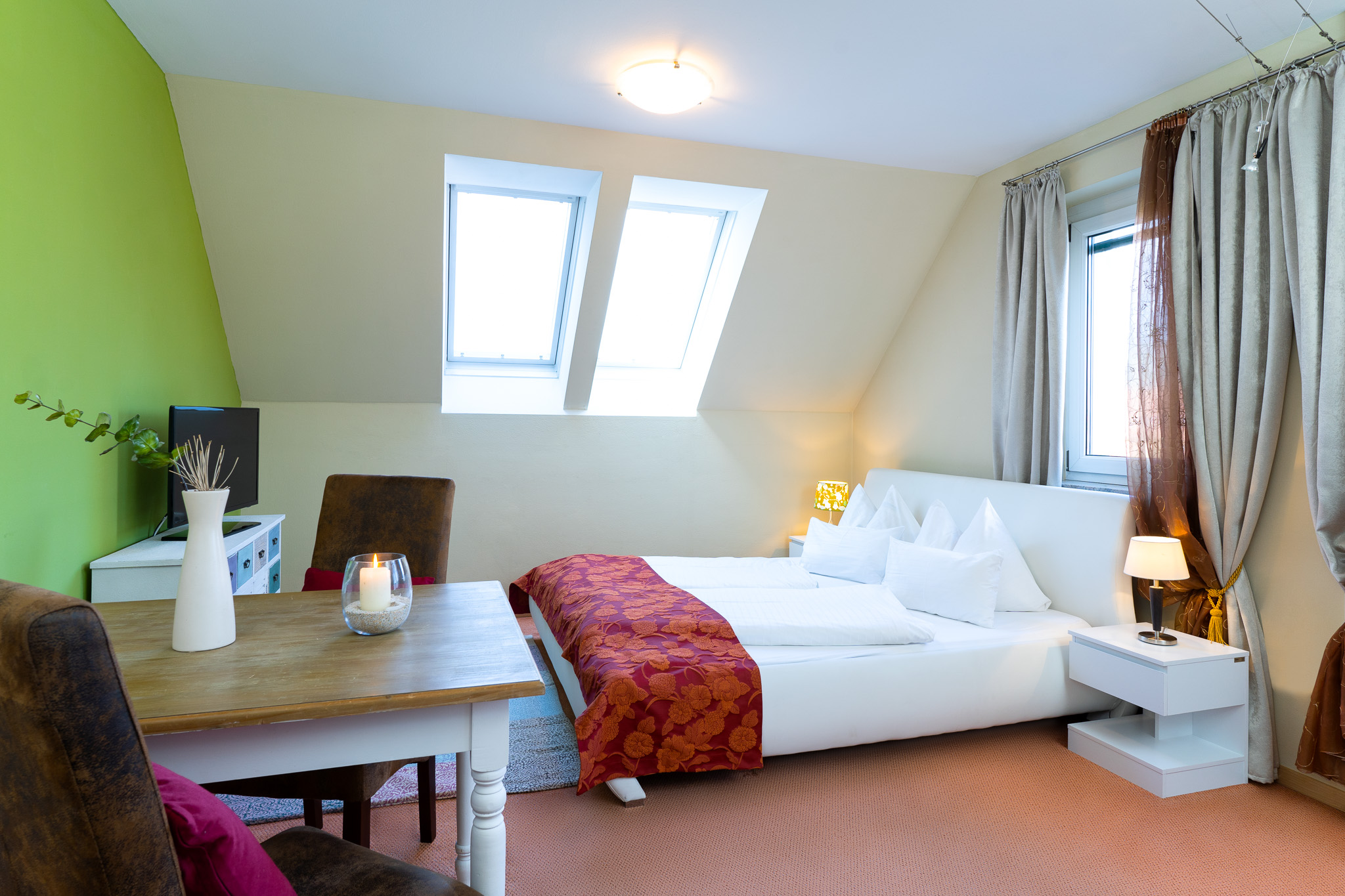 Frühstückspension: Unser Studio bietet Platz für 3 Personen. Über eine Wendeltreppe kommen Sie in die Mansarde mit separatem Schlafbereich und Galerie mit Sitzmöglichkeit. Ausgestattet mit Kitchenette. - Hotel Garni Pölzl