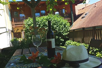 Frühstückspension: Relaxen, Wein und Ruhe genießen in unser 100 jährigen Weinlaube - Landhaus FühlDichWohl