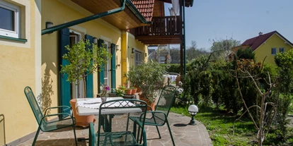 Pensionen - Parkplatz: kostenlos bei der Pension - Großklein - Terrasse - Fremdenzimmer und Restaurant Herberts Stubn