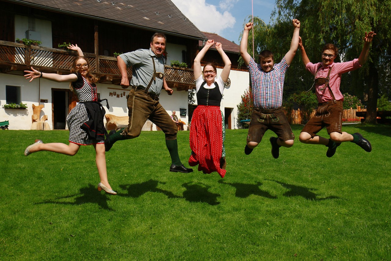 Urlaub am Bauernhof Hönigshof Familie Kerschenbauer  Unsere Mitarbeiter Familienbetrieb