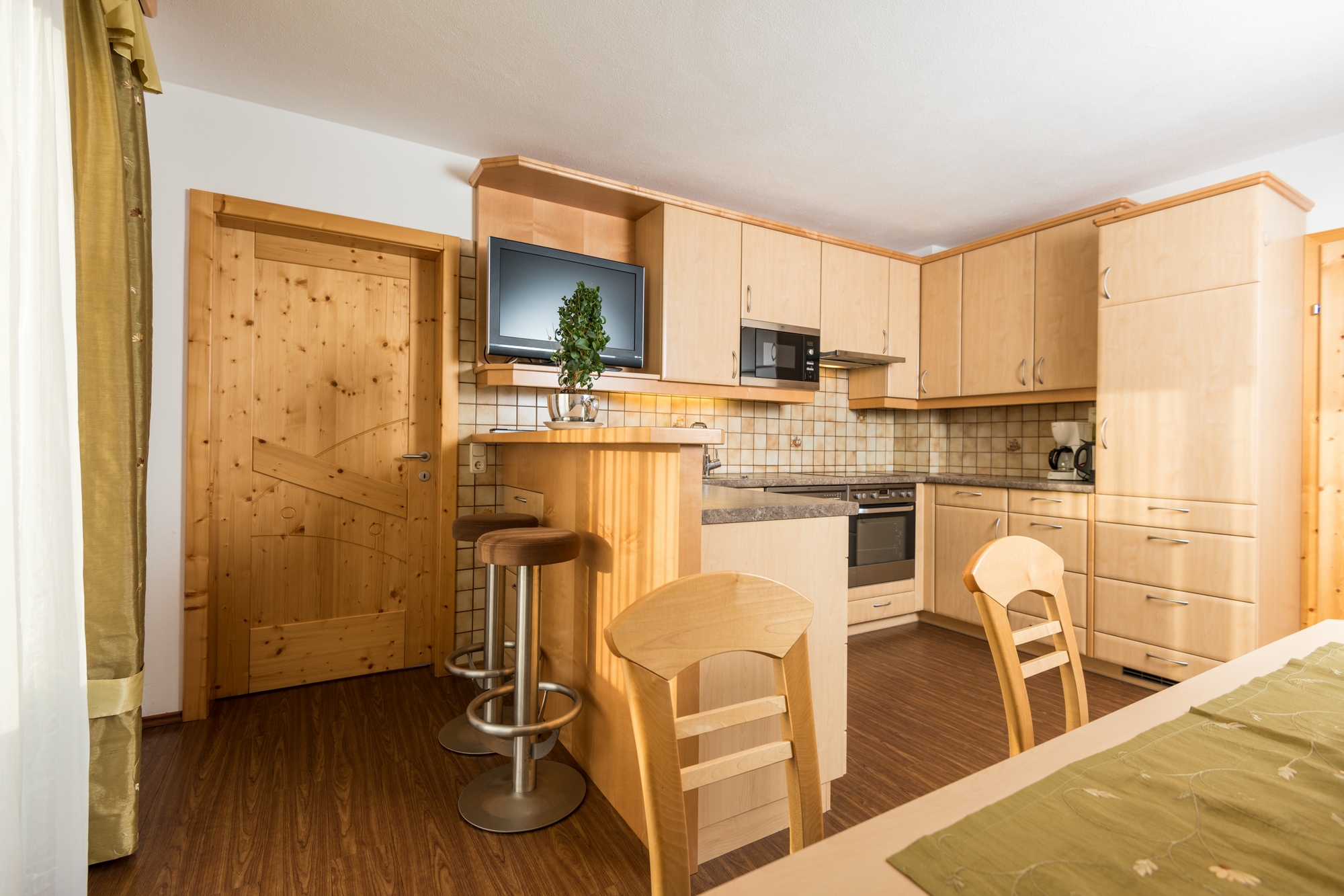 Urlaub am Bauernhof Hönigshof Familie Kerschenbauer  Zimmerkategorien Ferienwohnung Baumwurzel