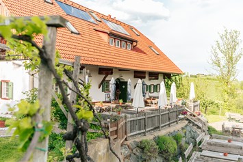 Frühstückspension: Buschenschank Terrasse  - Gästezimmer & Buschenschank am Weingut Hack-Gebell