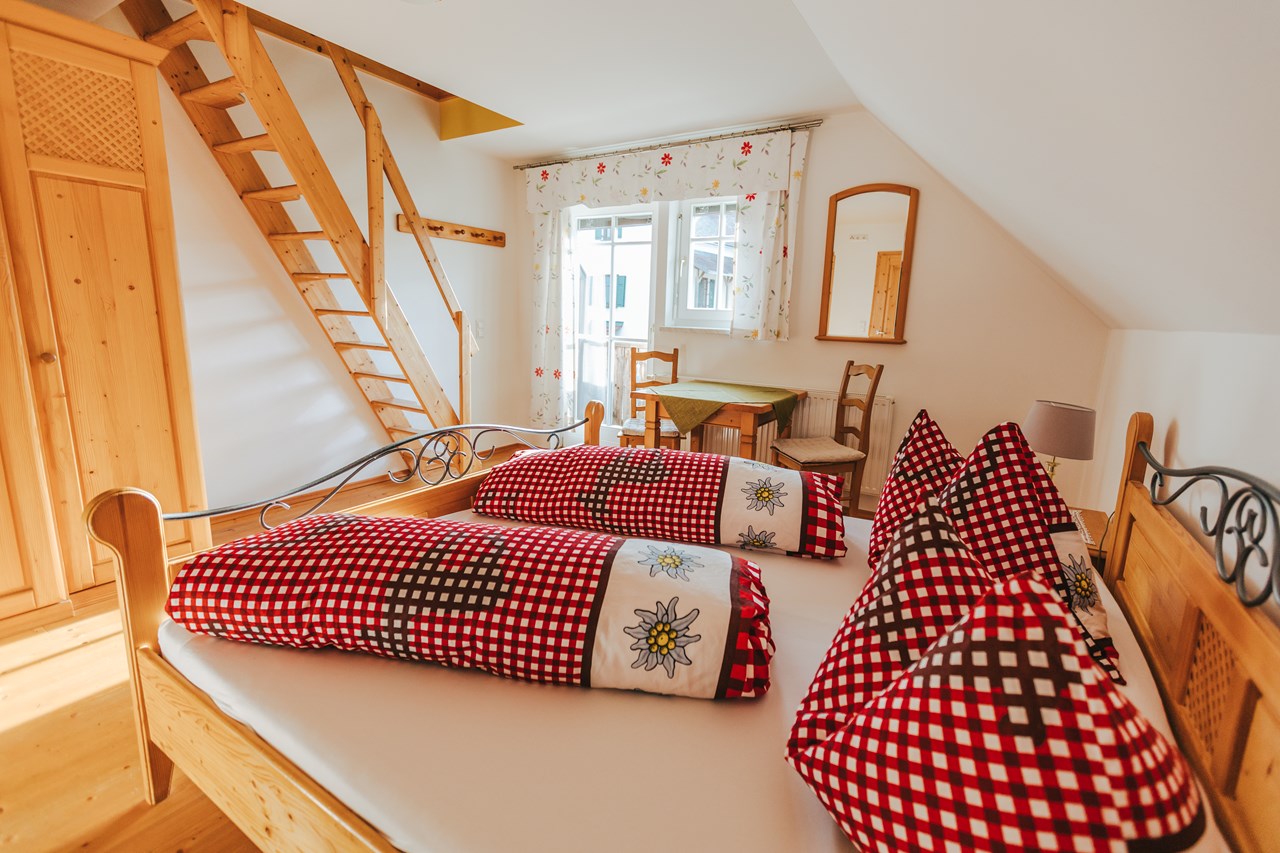 Gästezimmer & Buschenschank am Weingut Hack-Gebell Zimmerkategorien Winzerhaus Doppelzimmer und Galeriezimmer