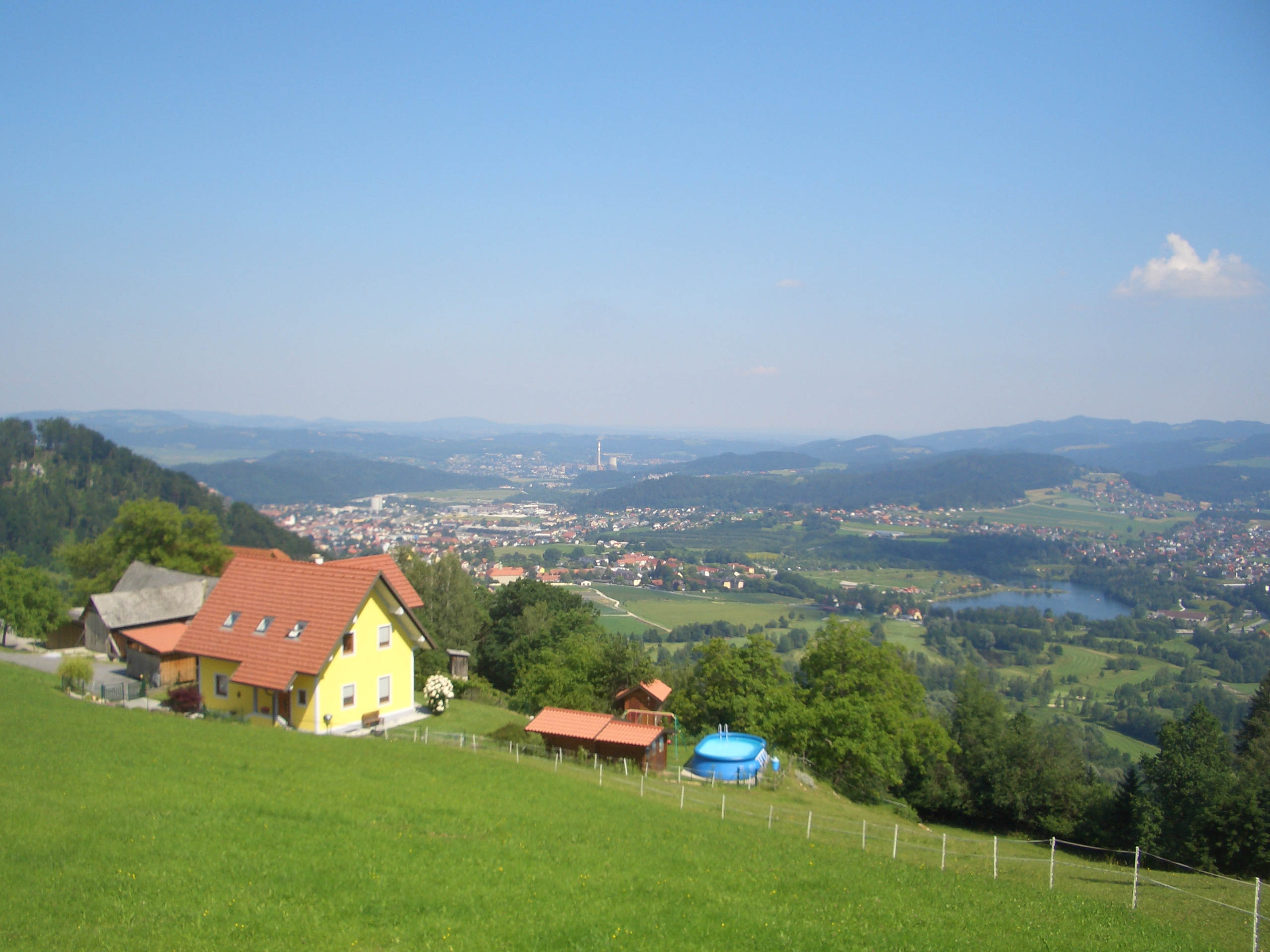 Frühstückspension: Blick auf Köflach mit Badesee Piberstein - Gästehaus Maria