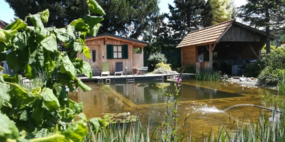 Pensionen - Parkplatz: kostenlos bei der Pension - Großklein - Unser Schwimmteich mit der Saunahütte und der Grillhütte - Pension Wolkenreich