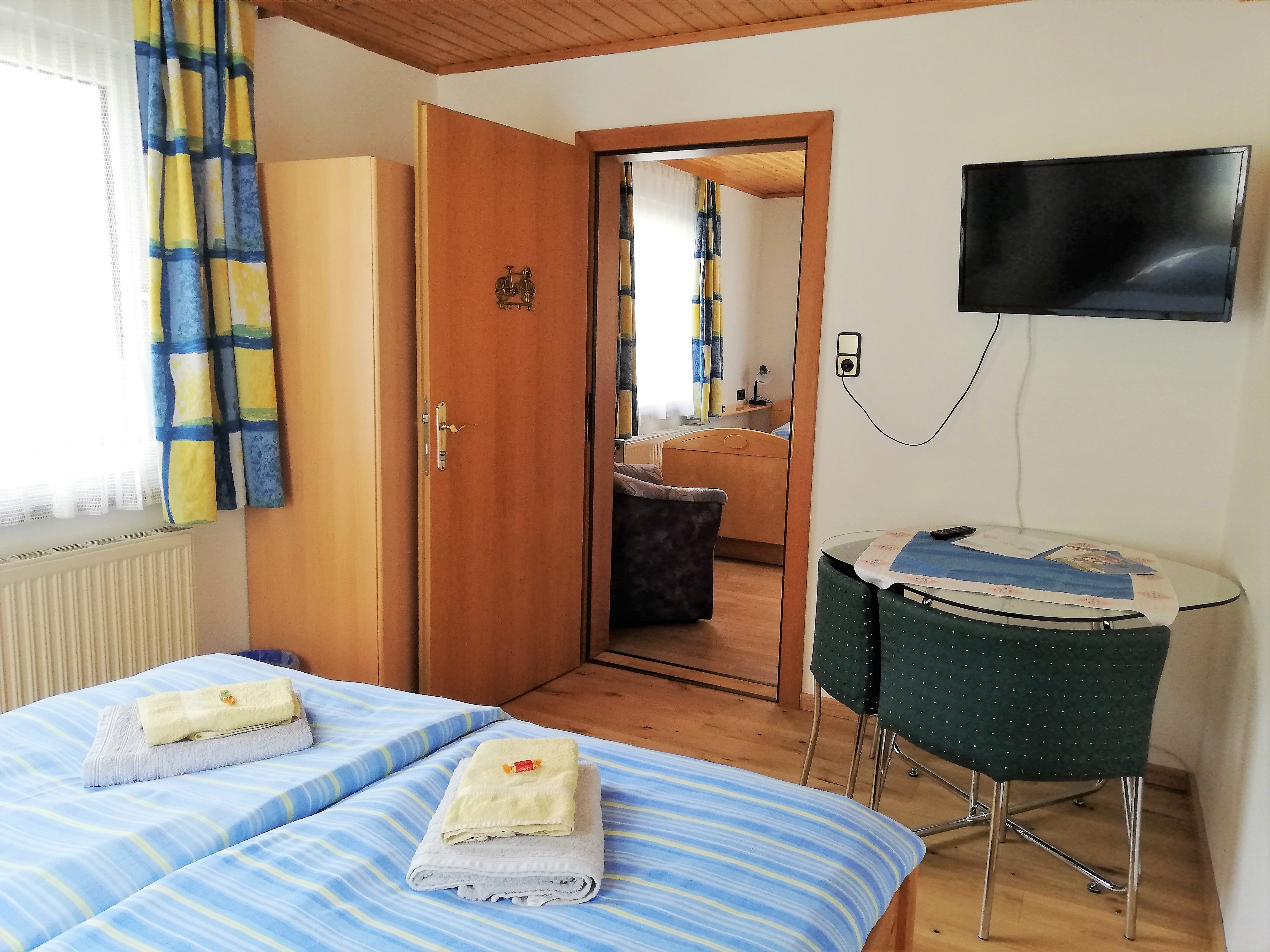 Frühstückspension: "Familienzimmer" 2 Bett und Einbettzimmer mit Zwischentüre mit Blick auf die Hohe Veitsch - Frühstückspension Hermine Fraiß
