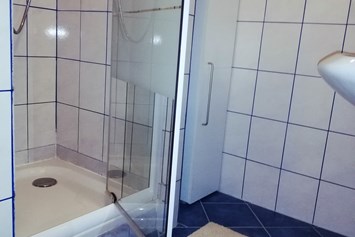 Frühstückspension: Dusche im Apartment "Panorama" - Frühstückspension Hermine Fraiß