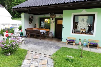 Frühstückspension: Blick in den Garten vom "Singlezimmer" - Garten mit gemütlicher Sitzecke - Frühstückspension Hermine Fraiß