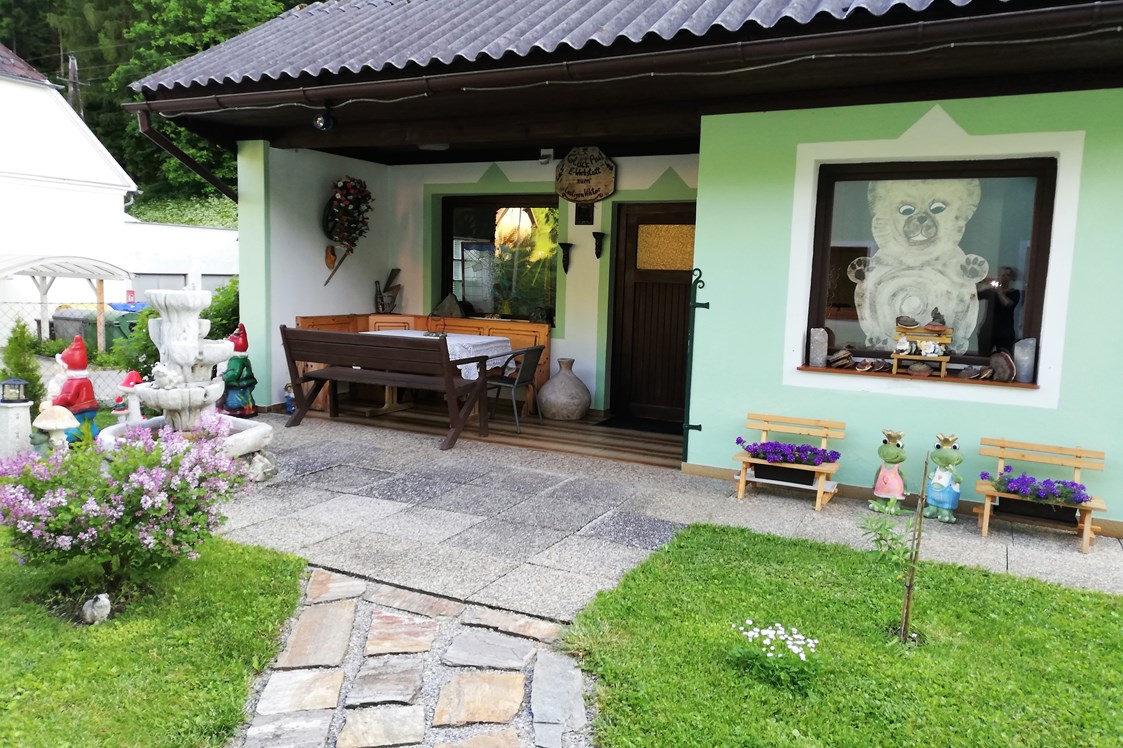 Frühstückspension: Blick in den Garten vom "Singlezimmer" - Garten mit gemütlicher Sitzecke - Frühstückspension Hermine Fraiß