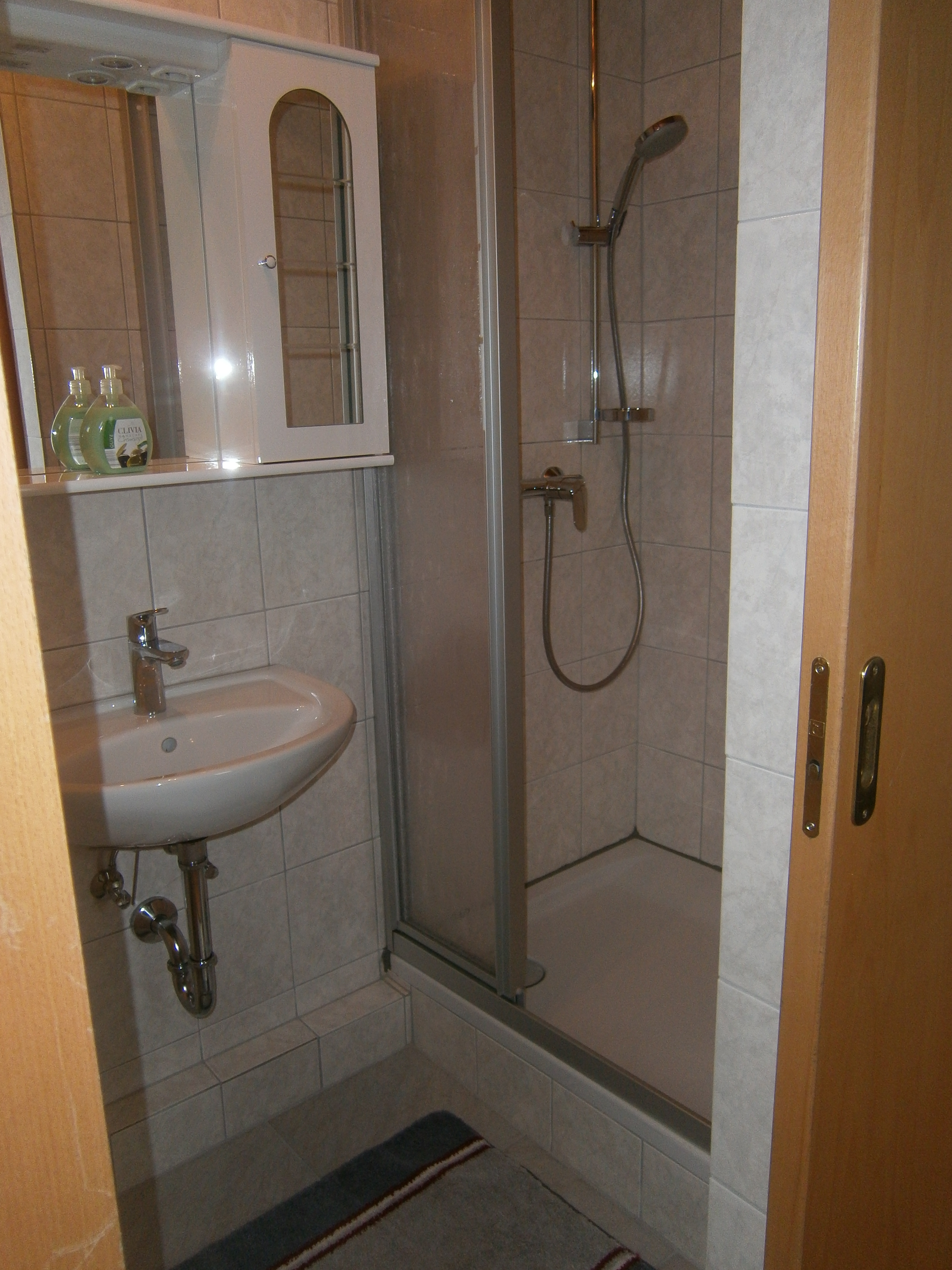 Frühstückspension: Dusche und WC im "Familienzimmer" - Frühstückspension Hermine Fraiß