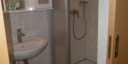 Pensionen - WLAN - Kapfenberg - Dusche und WC im "Familienzimmer" - Frühstückspension Hermine Fraiß